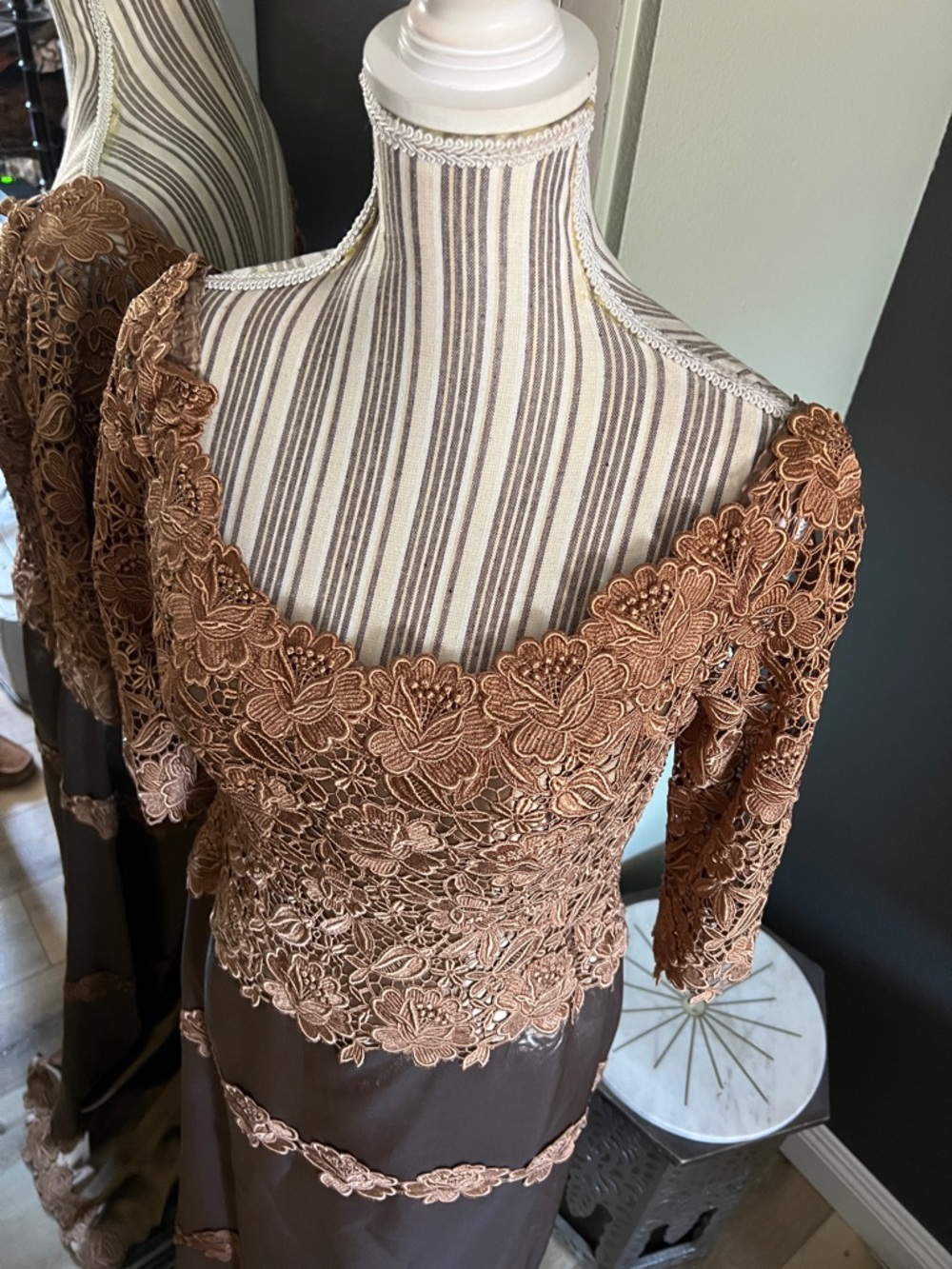 1 hour sale. Helen Morley, size 4, Copper-Tone Lace Appliqué Evening Gown, train - Picture 9 of 10